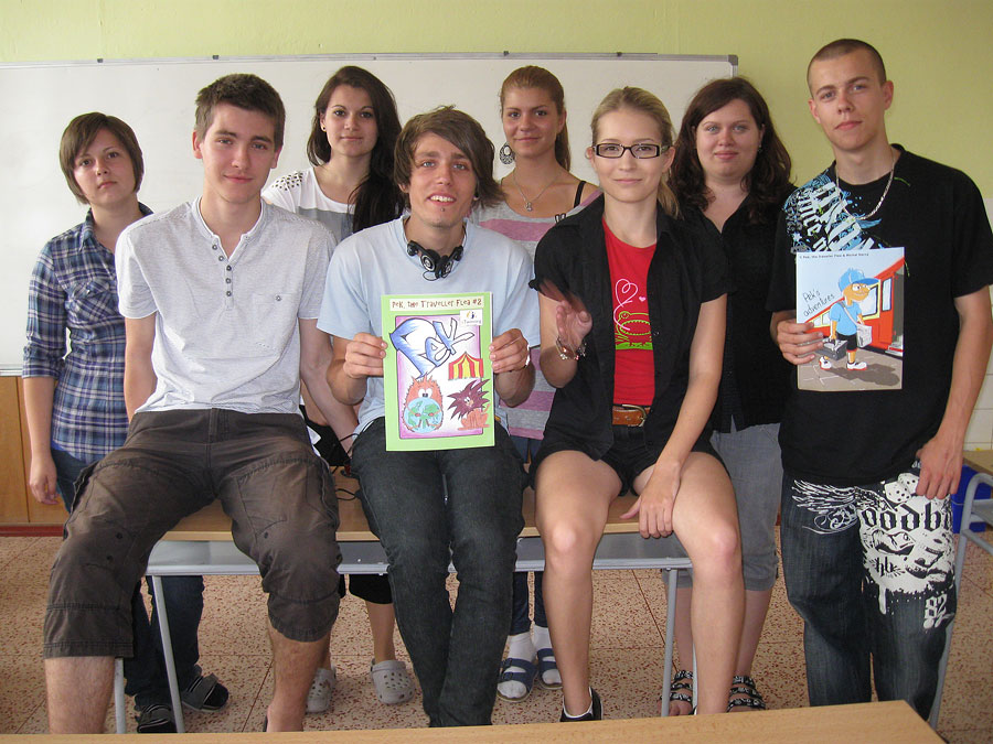 studenti se svou komiksovou knihou Pek, the Traveller Flea 2